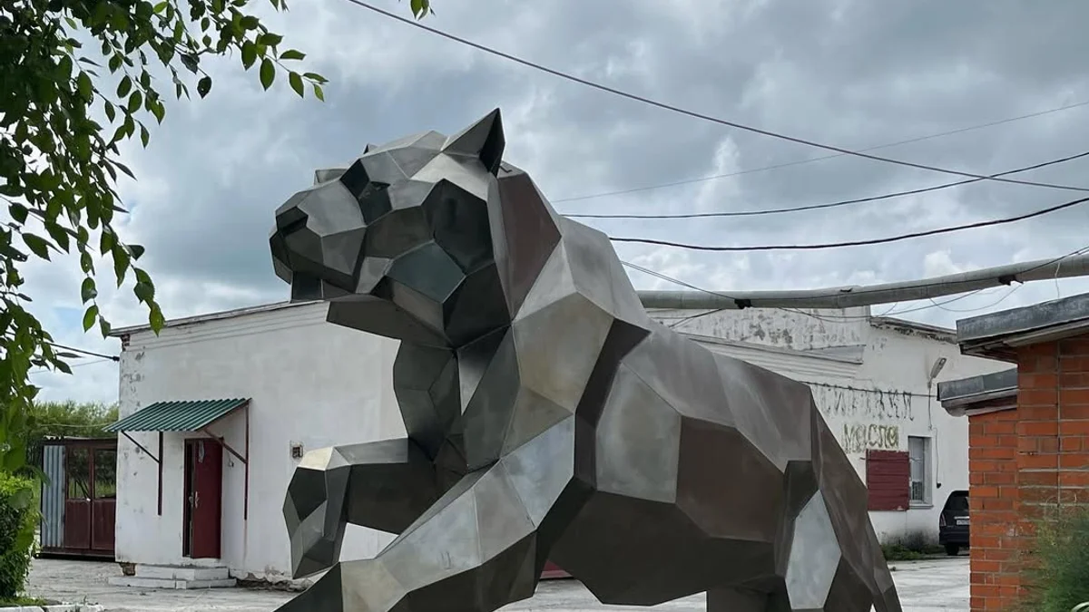 Finished welded low-poly steel Tiger Jumping sculpture